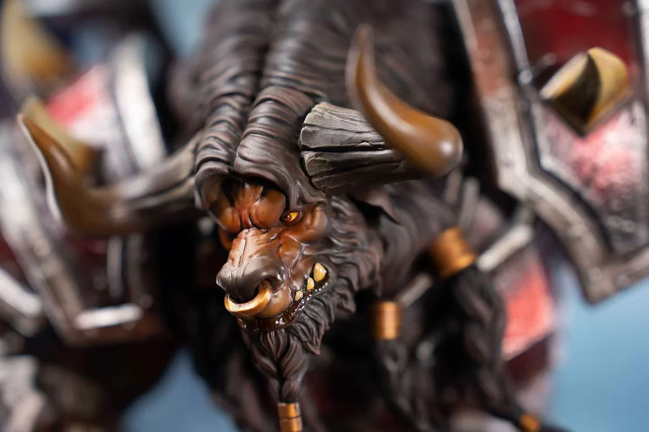 Warcraft - Human Field Marshall vs. Tauren Warlord | 1:8 Resin Statue | by Laughing Skull Studio - Image 3